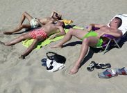 Tomando el sol en O Preguntoiro. Hay que aprovechar que el sol ha llegado para tomar los primeros ba�os. Ayer, en O Preguntoiro ya hab�a una afluencia m�s que notable de ba�istas. 