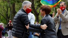 El ministro del Interior, Fernando Grande-Marlaska, saluda a la directora general de la Guardia Civil, Mar�a G�mez, este s�bado, en un mitin del PSOE en Vallecas