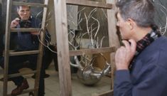 Manuel Patinha en su estudio, que no es su �nico espacio de trabajo, a veces se desplaza a canteras para modular all� la piedra. 