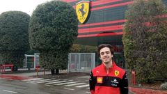 Miguel Men�ndez, ante la sede de Scuderia Ferrari, en Italia