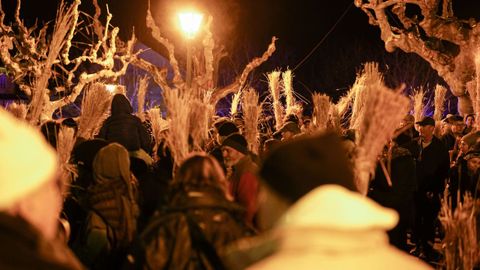Expectaci�n en el atrio de la iglesia de Os Remedios esperando por los fach�s.