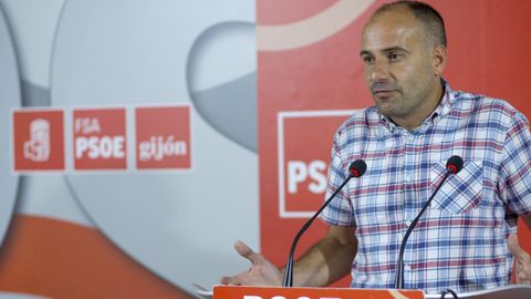 El secretario de Organizaci�n del PSOE de Gij�n informa en rueda de prensa la apertura del procedimiento de recogida de firmas para habilitar un proceso de primarias 