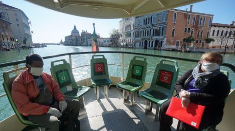 Vecinos guardan la distancia de seguridad en Venecia