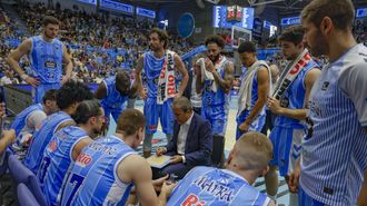 Luis Casimiro dando instrucciones en uno de los partidos disputados en el Pazo