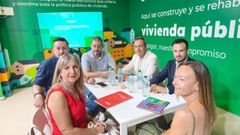 El consejero de Ordenaci�n de Territorio, Urbanismo, Vivienda y Derechos Ciudadanos, Ovidio Zapico (tercero por la derecha en la imagen), y el director general de Vivienda, Jes�s Daniel S�nchez (segundo por la derecha), reunidos con representantes de las direcciones de UGT y CC.OO.