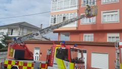 Los bomberos accedieron a la vivienda y dieron paso a los servicios m�dicos, en este edificio de Nar�n
