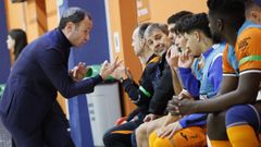Juanma Marrube da instrucciones a su banquillo durante un partido.