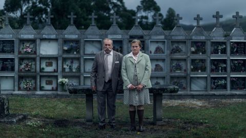 Jos&eacute; Gonzalo, de 67 a&ntilde;os, e In&eacute;s Grova, de 57, posan para una fotograf&iacute;a en el cementerio de Santa Marta de Ribarteme, en As Neves (Pontevedra). La fiesta celebra la victoria de la vida sobre la muerte.