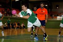 El pivote carball�s Ram�n ante la mirada de Escudero.