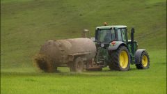 Un tractor abona con pur�n un prado en la provincia de Lugo en una imagen de archivo