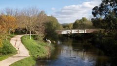 El sendero del ro Lagares se extiende por toda la ribera hasta la desembocadura