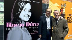 El escritor ferrolano Jos� Aguilar (derecha) con�el director de la pel�cula, Ra�l de Andr�s (izquierda).