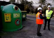 Una trabajadora de FCC, adjudicataria de la planta de Lousame, guio la visita de Dur�n.