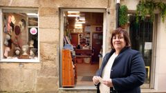 Teresa Alfonso regenta la centenaria sombrerer�a O Merli�o, en Noia