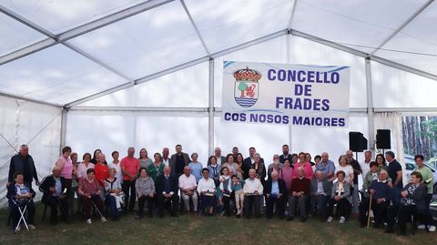 Foto de familia de autoridades y personas con m�s de 90 a�os en la Festa dos Maiores de Frades
