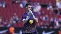 Joan Garc�a, durante el calentamiento de un partido con el Barcelona