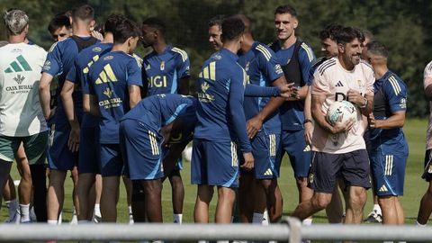Veljko Paunovic (d) bromea con sus compaeros este viernes en el que el Real Oviedo complet su penltimo entrenamiento antes de recibir el domingo en el Carlos Tartiere al Real Madrid