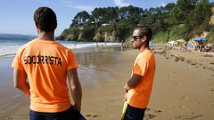 Socorristas en la playa de Ber, en Pontedeume, a mediados del mes de agosto del a�o pasado