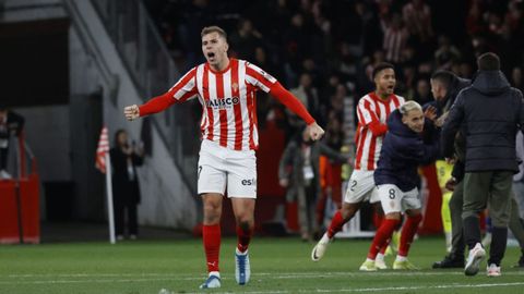 Derbi asturiano entre el Real Sporting de Gijon y el Real Oviedo en El Molin�n