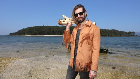 Cristian Silva en su Carril natal, a un paso de la isla de Cortegada, la joya esmeralda de la ra de Arousa