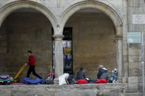 Los indigentes suelen ocupar los soportales de la esquina de O Toural con la R�a do Vilar. 