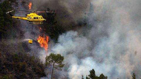 Un helicptero en labores de extincin del incendio que afecta a los alrededores de San Antoln de Ibias
