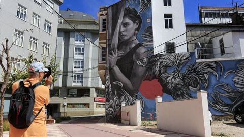 La calle ha sido reformada y ahora tiene adem�s un mural de Lula Goce.