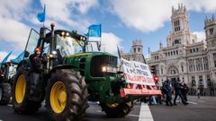 Un tractor con banderas de Asturias, en la movilizacin en defensa del campo y del mundo rural 