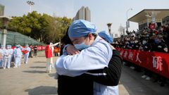 Dos medicos se abrazan en Wuhan