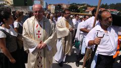 El padre Joseba Beobide (izquierda), en una procesin del Carmen en Santiago de Lampn en el 2013