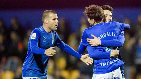 Borja Snchez, Marco Sangalli y Alfredo Ortuo celebran el 0-1 ante el Alcorcn