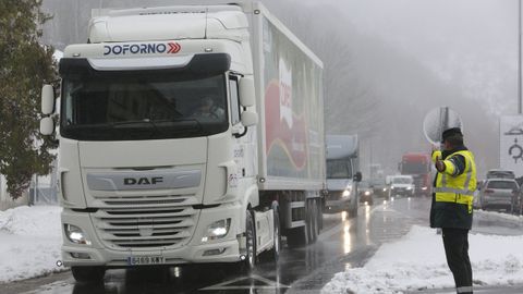 El corte de un carril de la A6 obliga a desviar el trfico por Pedrafita