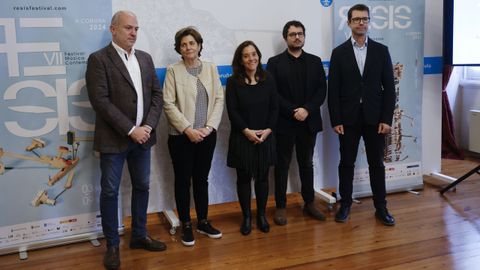 Desde la izquierda, Gonzalo Castro, concejal de Cultura; Rosario Fernndez-Albalat, representante de la Xunta; Ins Rey, alcaldesa; Hugo Gmez-Chao, director artstico del Resis, y Andrs Lacasa, gerente de la Orquesta Sinfnica de Galicia,