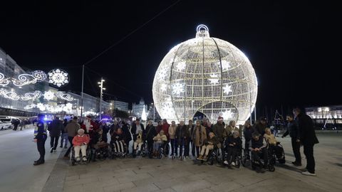 Los mayores de la residencia Padre Rubinos disfrutaron de la iluminaci�n de Navidad gracias a Radio Taxi
