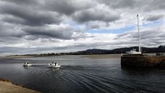 Lanchas saliendo del puerto pesquero de Foz