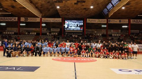 Jugadoras del Guard�s y del Porri�o, en la disputa del Memorial Julio Gilsanz.
