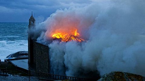 Inciendio en el Santuario de da Virxe da Barca