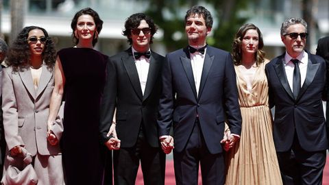 Alice Carvalho, Maria Fernanda Candido, Gabriel Leone, Wagner Moura, Emilie Lesclaux y Kleber Mendona, posando en la alfombra roja de Cannes para la presentacin de la pelcula O agente secreto.