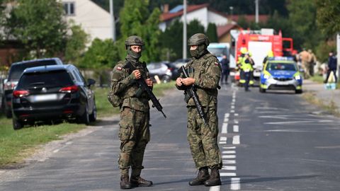 Soldados polacos desplegados en el lugar donde un dron ruso dañó el tejado de un edificio