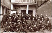 Foto de grupo de los participantes en la fiesta de San Fernando de 1945, en la parte trasera del hotel Palace
