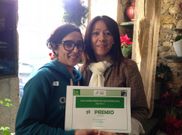Ana Gonz�lez ?derecha? entreg� el premio en la florister�a.
