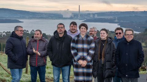 La candidata del BNG, con otros miembros de la formaci�n, con el lago y la villa de As Pontes al fondo