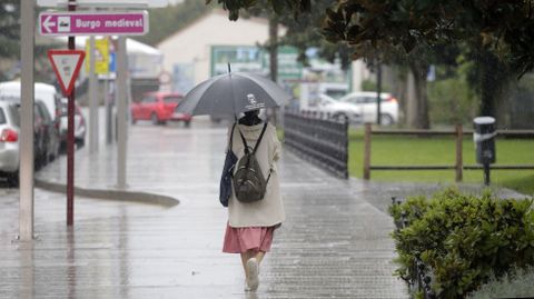 Una mujer pasea con un paraguas en Monforte un da de lluvia del pasado mes de septiembre