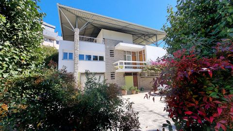 Casa Ferro, en Ponteareas, con el aadido posterior de la cubierta