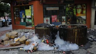Contenedores quemados en A Corua durante la huelga de los trabajadores del servicio de recogida de basuras