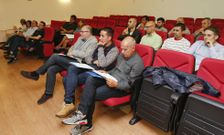 Regueira, con varios alcaldes, durante la reunión de ayer en la Casa da Cultura de Vimianzo. 