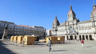 Montaje del poblado navide�o en Mar�a Pita