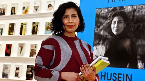 Husein na exposici�n �Un pa�s ilustrado�, no Museo Marco, con cubertas da editorial Galaxia