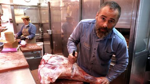 Macario Fari�a, uno de los carniceros de la plaza de abastos de Pontevedra.