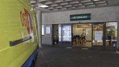 Entrada de urgencias del Hospital Cl�nico, en el que hay tres enfermos en la uci.